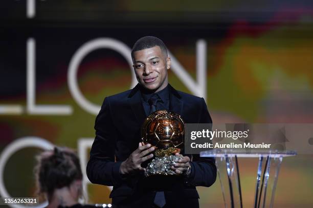 Kylian Mbappé awarding Alexia Putellas with the Ballon D'Or Trophy during the Ballon D'Or Ceremony at Theatre du Chatelet on November 29, 2021 in...