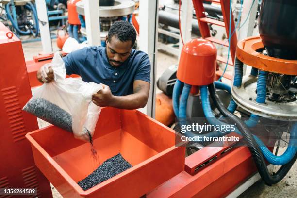 blue collar working in plastic recycling factory - recycling stockfoto's en -beelden