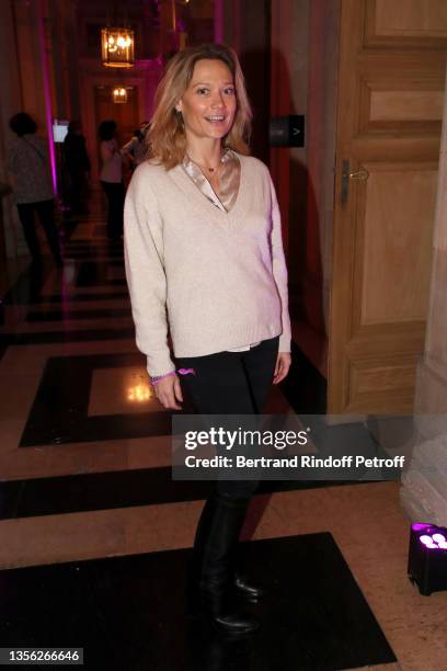 Humorist Caroline Vigneaux attends the "Prix de la Femme d'Influence de l'Annee" at Palais Brogniart on November 29, 2021 in Paris, France.