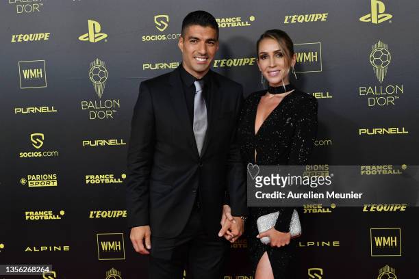Luis Suárez and his wife Sofia Balbi attend the Ballon D'Or photocall at Theatre du Chatelet on November 29, 2021 in Paris, France.