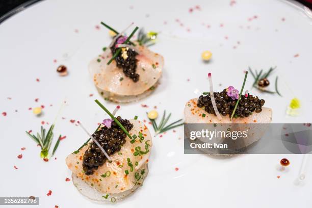 luxury fine dining, scallop with caviar - kaviaar stockfoto's en -beelden