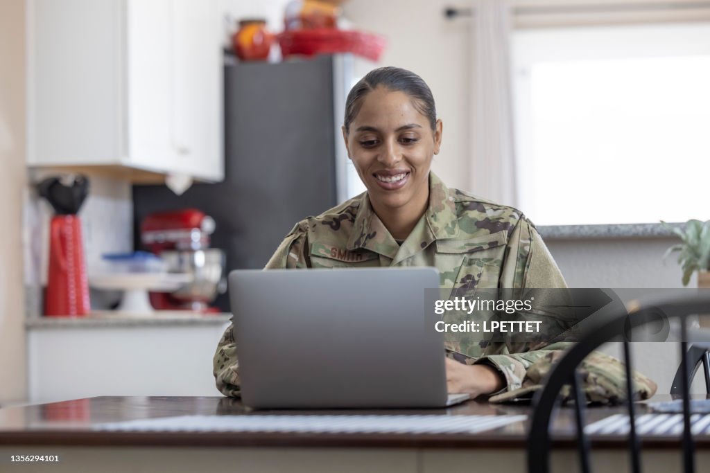 自宅の空軍サービスメンバー