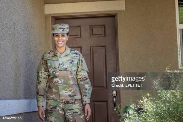 air force service member at home - united states airforce stockfoto's en -beelden
