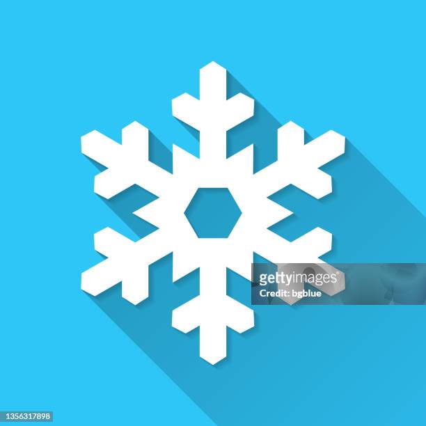 schneeflocke. icon auf blauem hintergrund - flat design mit langem schatten - eingefroren stock-grafiken, -clipart, -cartoons und -symbole