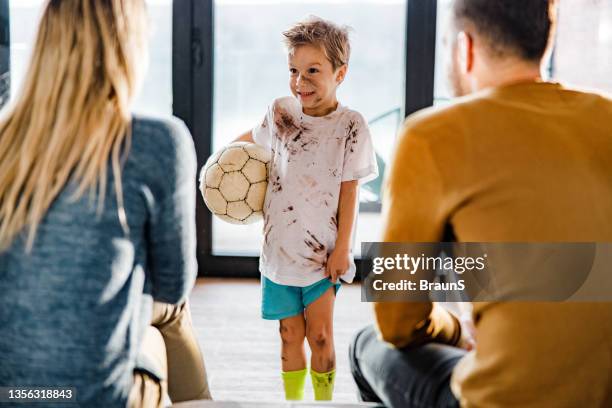 whops, ich habe mich beim fußball befleckt! - schmutzig stock-fotos und bilder