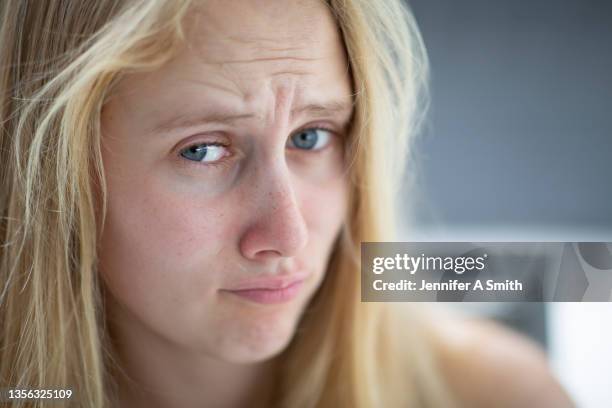 quizzical face - stirn runzeln stock-fotos und bilder
