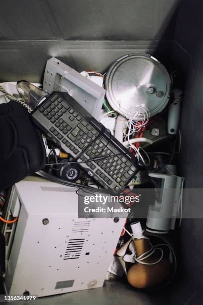 directly above shot of electronics waste in recycling center - circulaire economie stockfoto's en -beelden