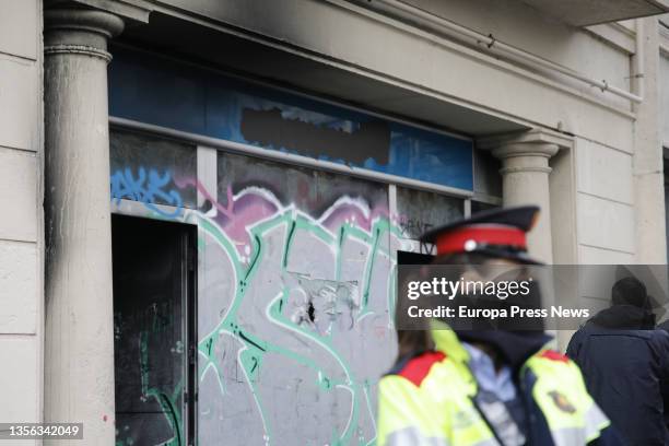 Policewoman in the vicinity of the building where a fire with fatalities has occurred, in Plaza de Tetuan, on 30 November, 2021 in Barcelona,...