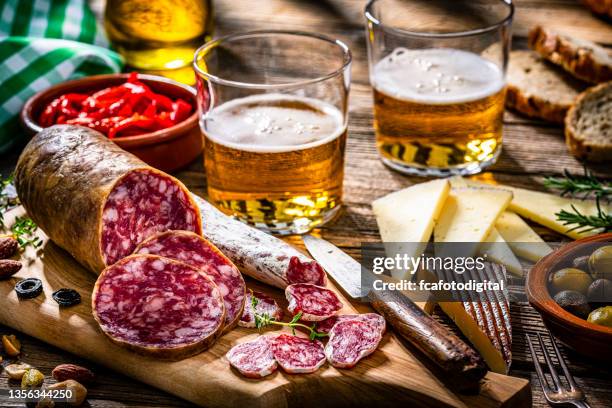 saucisses espagnoles, fromage, olives et bière - verre à bière photos et images de collection