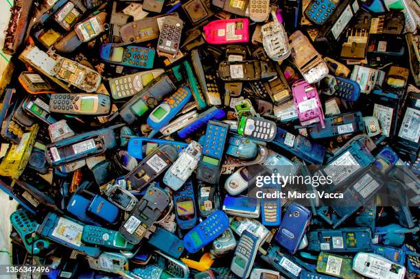 old mobile phones to be recycled - elektronisch afval stockfoto's en -beelden