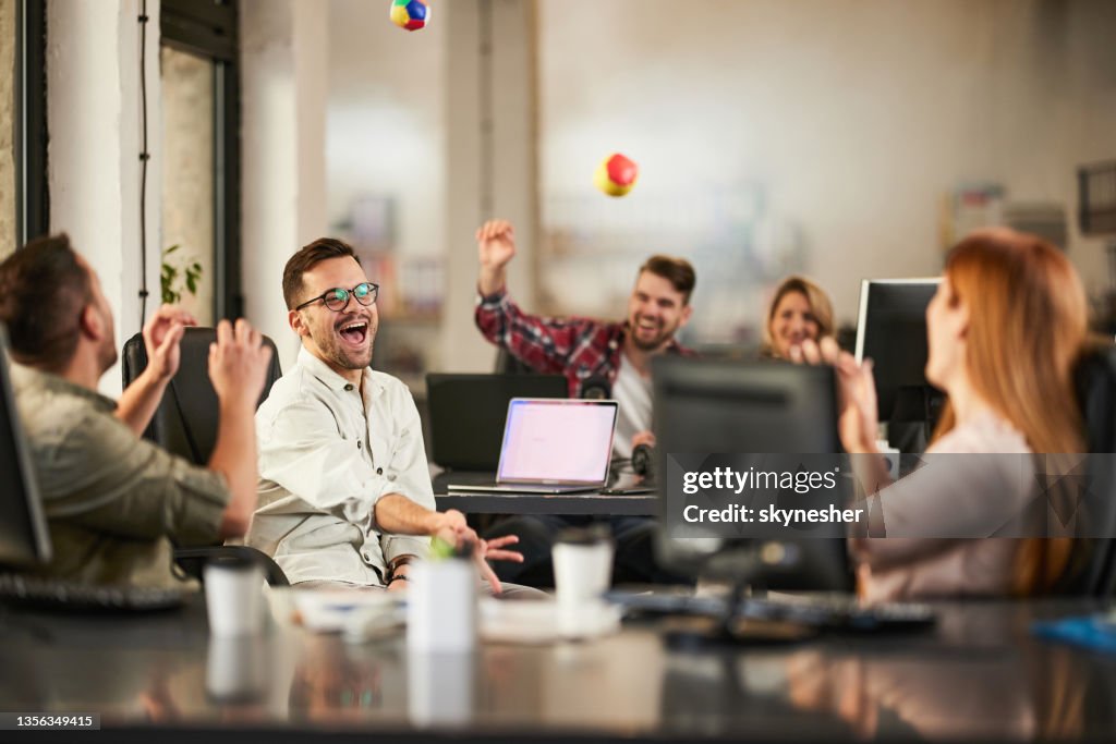 Programmatori giocosi che si divertono durante una pausa in ufficio.