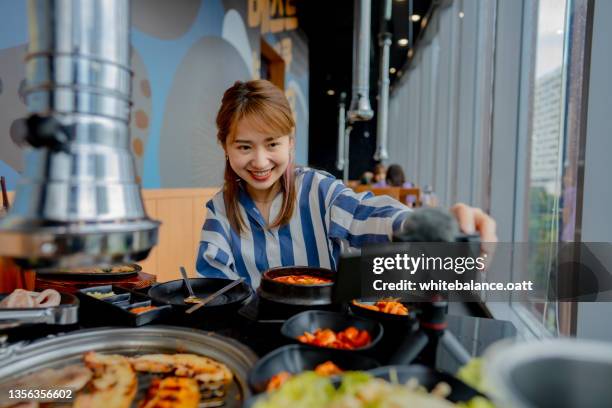 vlogger is sharing food in famous restaurants. - korean food stock pictures, royalty-free photos & images