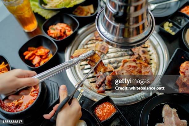 vlogger is sharing food in famous restaurants. - korean food stockfoto's en -beelden