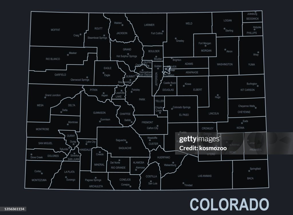 Flache Karte des Bundesstaates Colorado mit Städten vor schwarzem Hintergrund