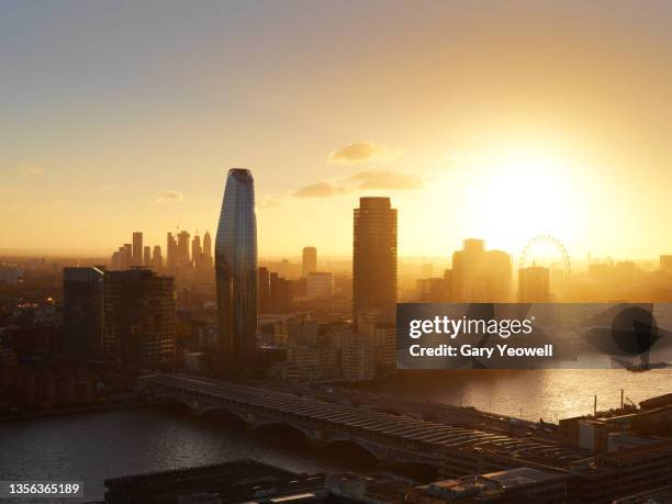 london city skyline at sunset - business in the city stock-fotos und bilder