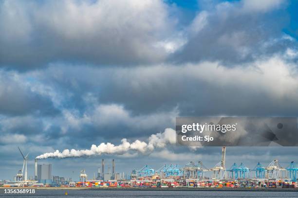 paesaggio industriale nel porto di rotterdam con le nuvole sopra - rotterdam port foto e immagini stock