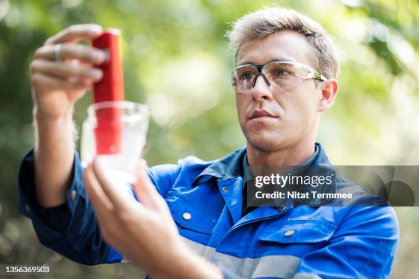 quality of water and quality of life. a scientist is measuring the ph of a water sample for research and development of wastewater treatment and resource recovery. - water beaker stock pictures, royalty-free photos & images