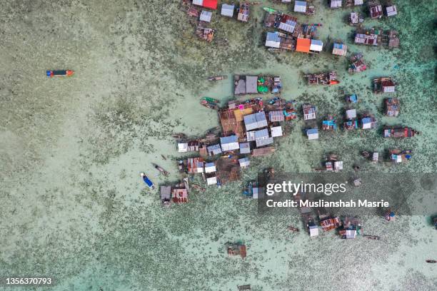aerial view of sipadan omadal island. - kota kinabalu beach stock pictures, royalty-free photos & images