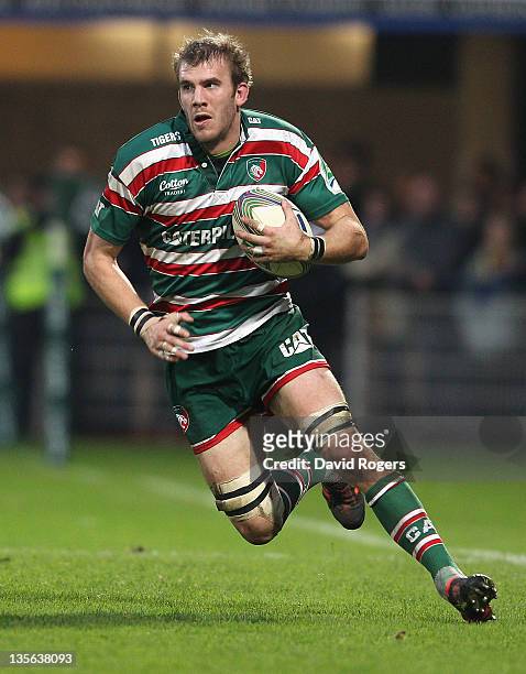 Tom Croft of Leicester runs with the ball during the Heineken Cup match between ASM Clermont Auvergne and Leicester Tigers at Stade Marcel Michelin...