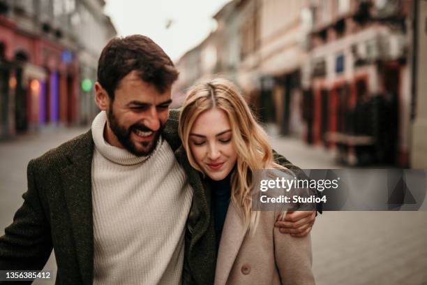 city life - street style couple stock pictures, royalty-free photos & images