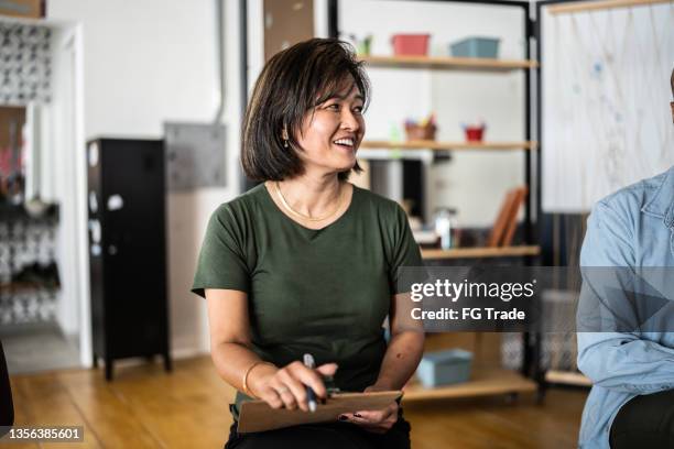 mujer madura en una reunión o terapia de grupo - participant fotografías e imágenes de stock