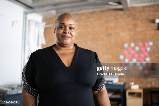 retrato de una mujer medianamente adulta en el trabajo - businesswear fotografías e imágenes de stock