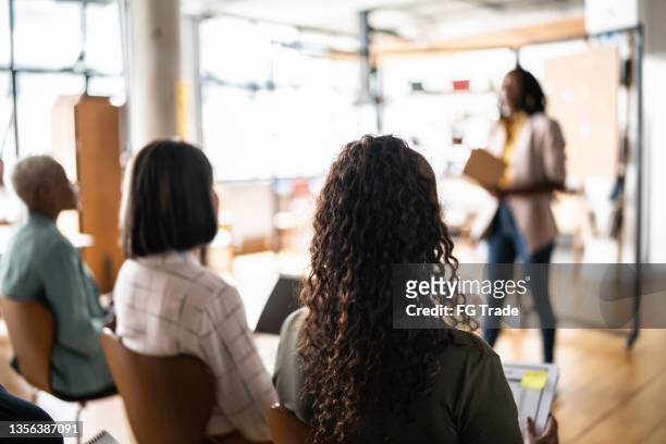 businesswoman doing a presentation to the women's - cursus stockfoto's en -beelden