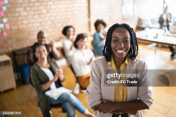 portrait of businesswoman delivering a speech during a conference - presentation party stockfoto's en -beelden