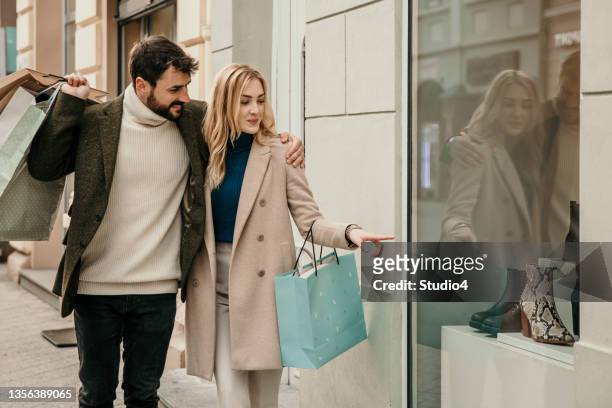 stöbern im einkaufszentrum - fashion couple stock-fotos und bilder