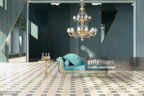 elegante interior de la sala de espera con sofá de color turquesa, mesa auxiliar y lámpara de araña de color dorado - beautiful living room fotografías e imágenes de stock