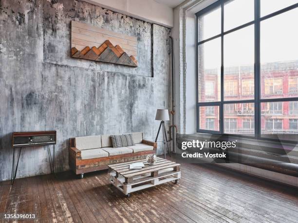 loft apartment in moscow - pallet industrial equipment stock-fotos und bilder