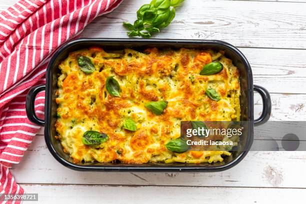 vegetarian pasta bake - ovenschotel stockfoto's en -beelden