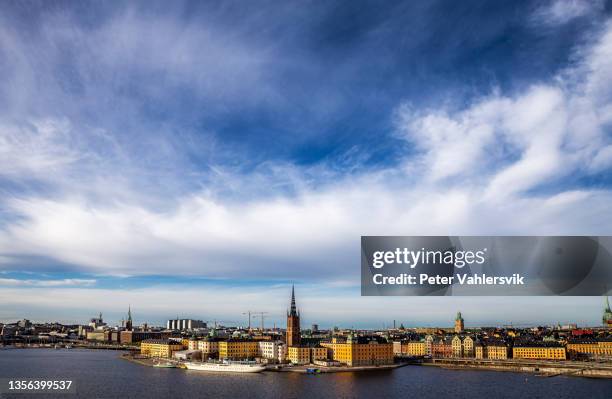 skyline von stockholm - provinz stockholms län stock-fotos und bilder