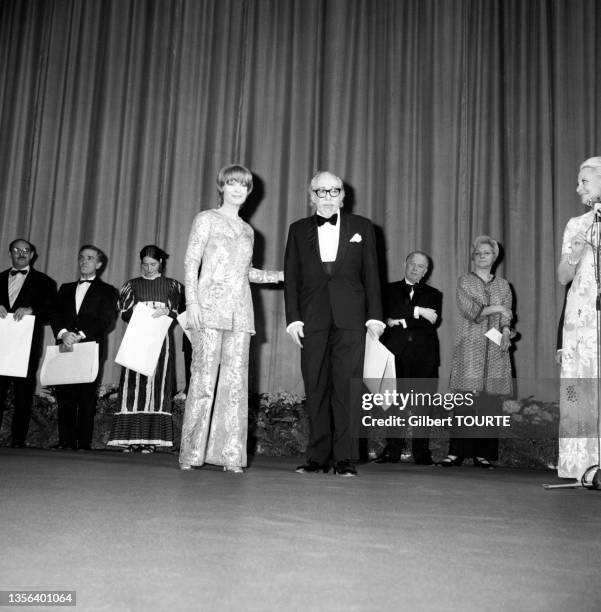 Romy Schneider remet un prix à Dalton Trumbo lors de la soirée de cloture du Festival de Cannes en mai 1971