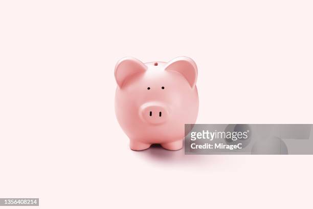 pink piggy bank - hucha cerdito fotografías e imágenes de stock