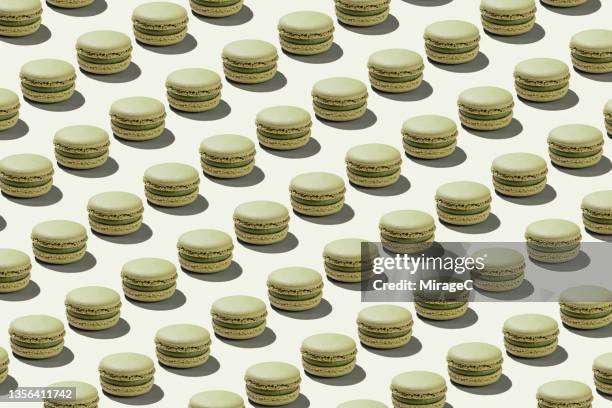 matcha macaroon repetition pattern - macarons fotografías e imágenes de stock