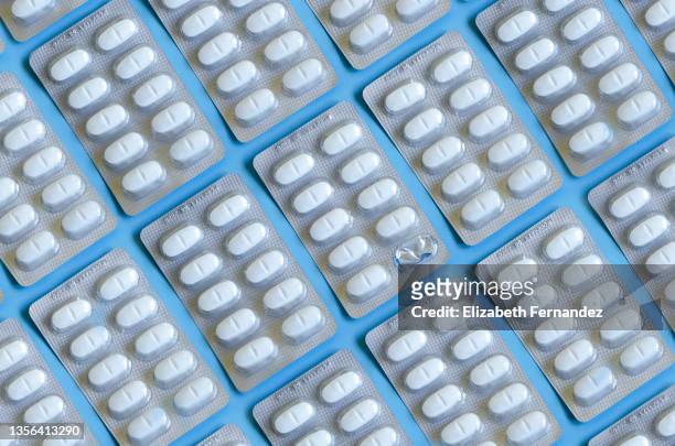 flat lay seamless pattern of blister capsule packs on a blue surface. repetition pattern of blisters white pills. - dose 個照片及圖片檔