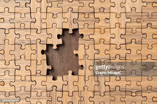 wooden jigsaw puzzle about to be finished - inachevé photos et images de collection