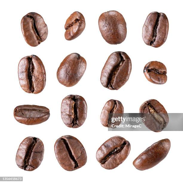 roasted coffee beans isolated on white - geröstete kaffeebohne stock-fotos und bilder