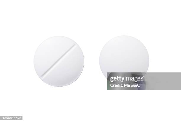 white pills isolated on white - comprimés photos et images de collection