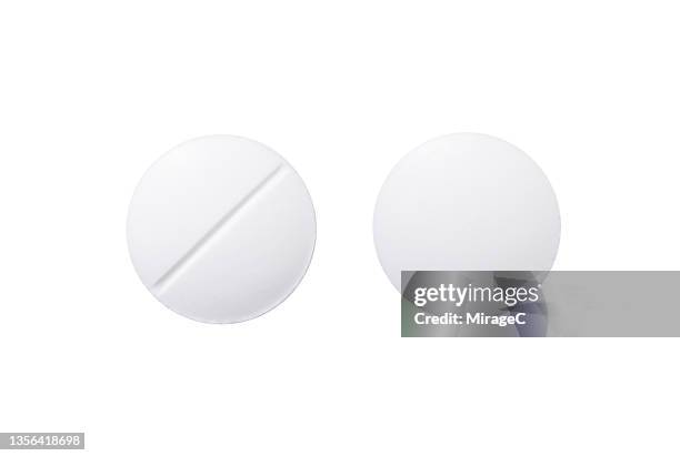 white pills isolated on white - pil stockfoto's en -beelden