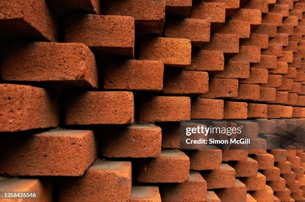 orange brick pointy feature wall - architectural feature stockfoto's en -beelden