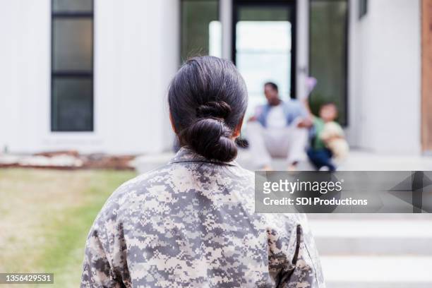 female soldier returns home - back of womens heads stockfoto's en -beelden
