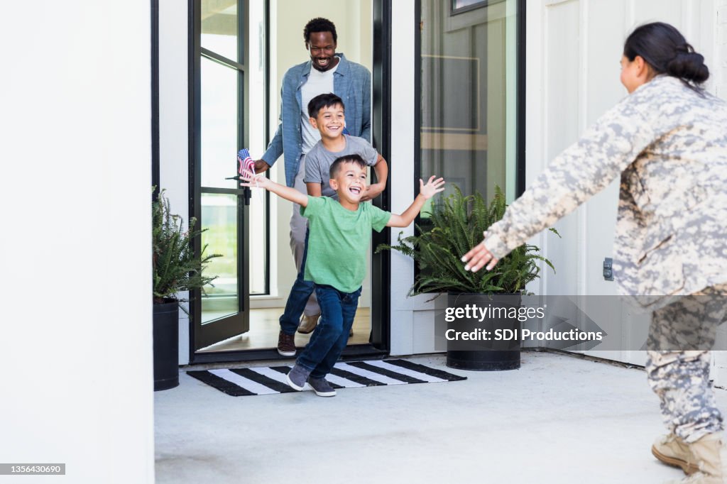Brothers are excited for military mom's homecoming