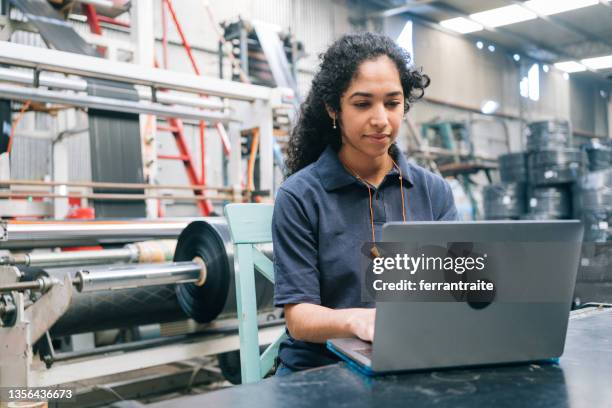 ingegnere che lavora sul computer portatile nella fabbrica di riciclaggio della plastica - manufacturing foto e immagini stock