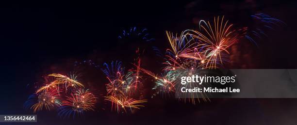 july 4 fireworks on east river in new york - firework stock-fotos und bilder