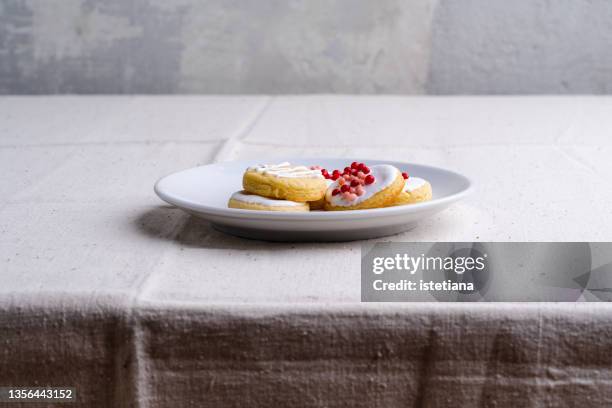 christmas table setting with homemade sugar cookies - nappage photos et images de collection