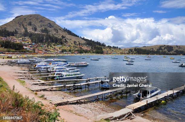 muelles y embarcaciones a orillas del lago titicaca. copacabana, bolivia. - lago titicaca 個照片及圖片檔
