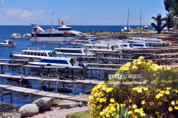 muelles y embarcaciones a orillas del lago titicaca. copacabana, bolivia. - lago titicaca 個照片及圖片檔