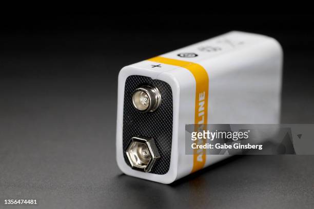 an alkaline 9 volt battery - alkaline stockfoto's en -beelden